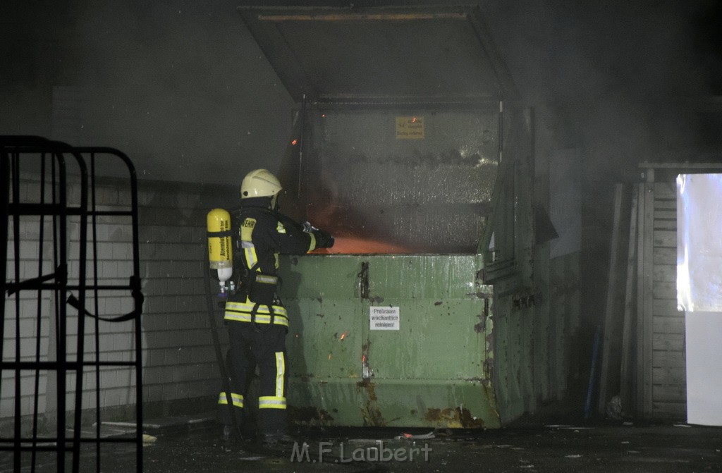 Feuer Papp Presscontainer Koeln Hoehenberg Bochumerstr P051.JPG - Miklos Laubert